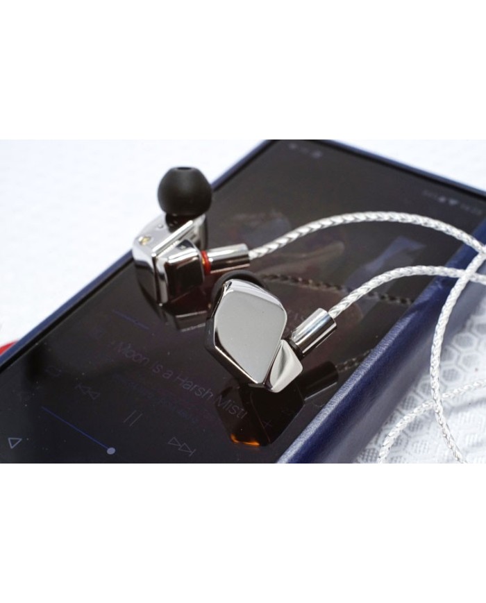 Cuffia in-ear hi-end con altoparlante in berillio  Final Audio A8000
