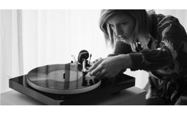 Pro-Ject X1 B: Il Giradischi a Cinghia che Ridefinisce l'Eccellenza Audiofila